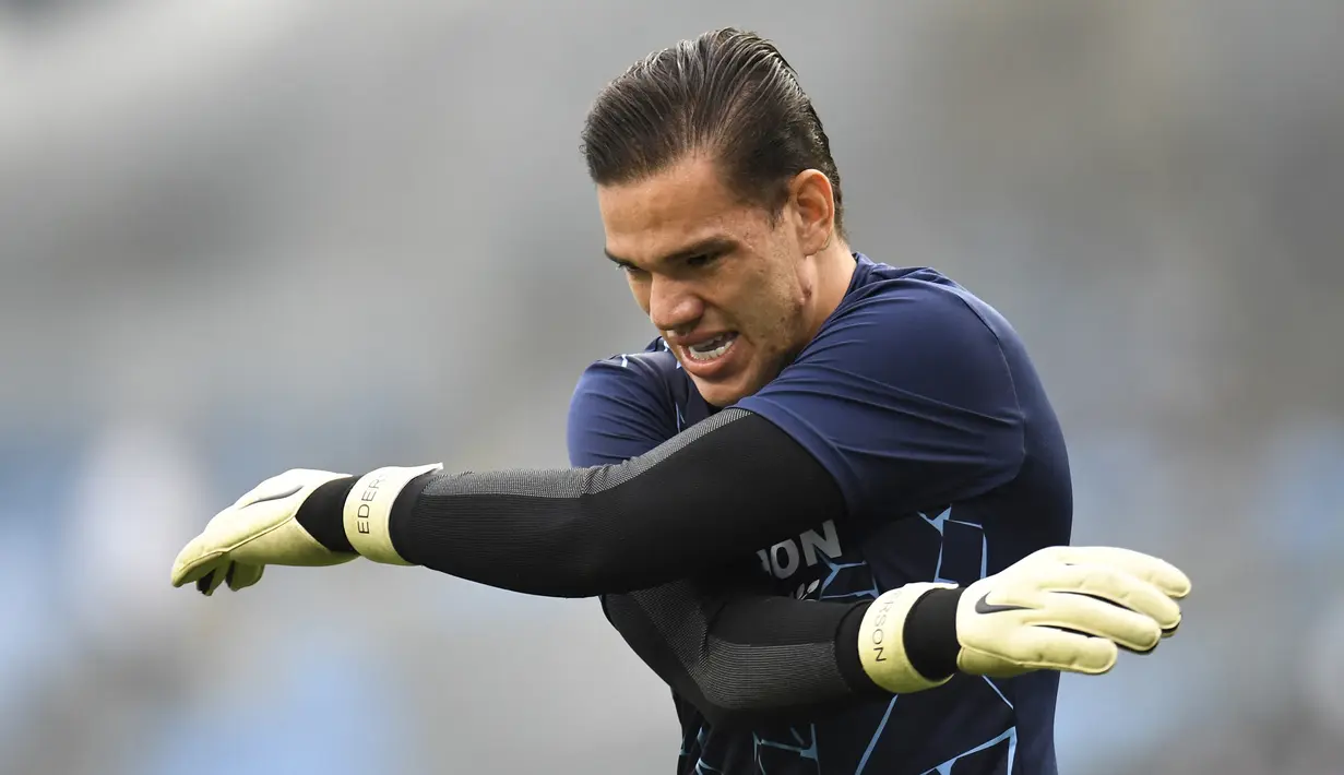 Ederson. Kiper asal Brasil ini berusia 27 tahun dengan tinggi 188 cm. Telah memperkuat Manchester City selama 4 musim, mulai 2017/2018 hingga kini. Total telah tampil dalam 187 penampilan di semua ajang kompetisi. (AFP/Peter Powell/Pool)
