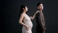 Potret Adinda Thomas Cantik Pamer Baby Bump di Maternity Shoot Terbaru