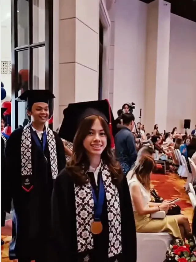 7 Fashion Wulan Guritno Hadiri Wisuda Anak, Tampil Cantik Elegan Pakai Outfit Serba Hitam