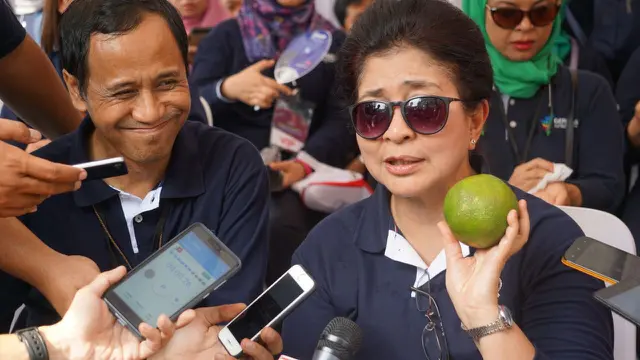 Menteri Kesehatan RI Nila Moeloek memegang jeruk Sambas. (Foto: Kemenkes RI)