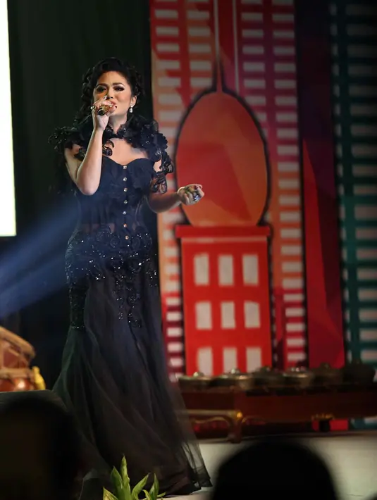 "Kalau saya nyaranin gimana cara dia berdiri, bagaimana body language-nya, atau membuat repertoar lagu, ng-list lagu yang keren, paling ya itu," ujar Krisdayanti. (Nurwahyunan/Bintang.com)