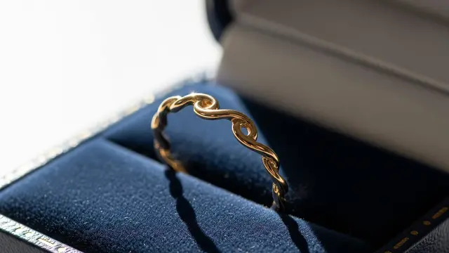 Cincin Emas Model Ulir Tipis