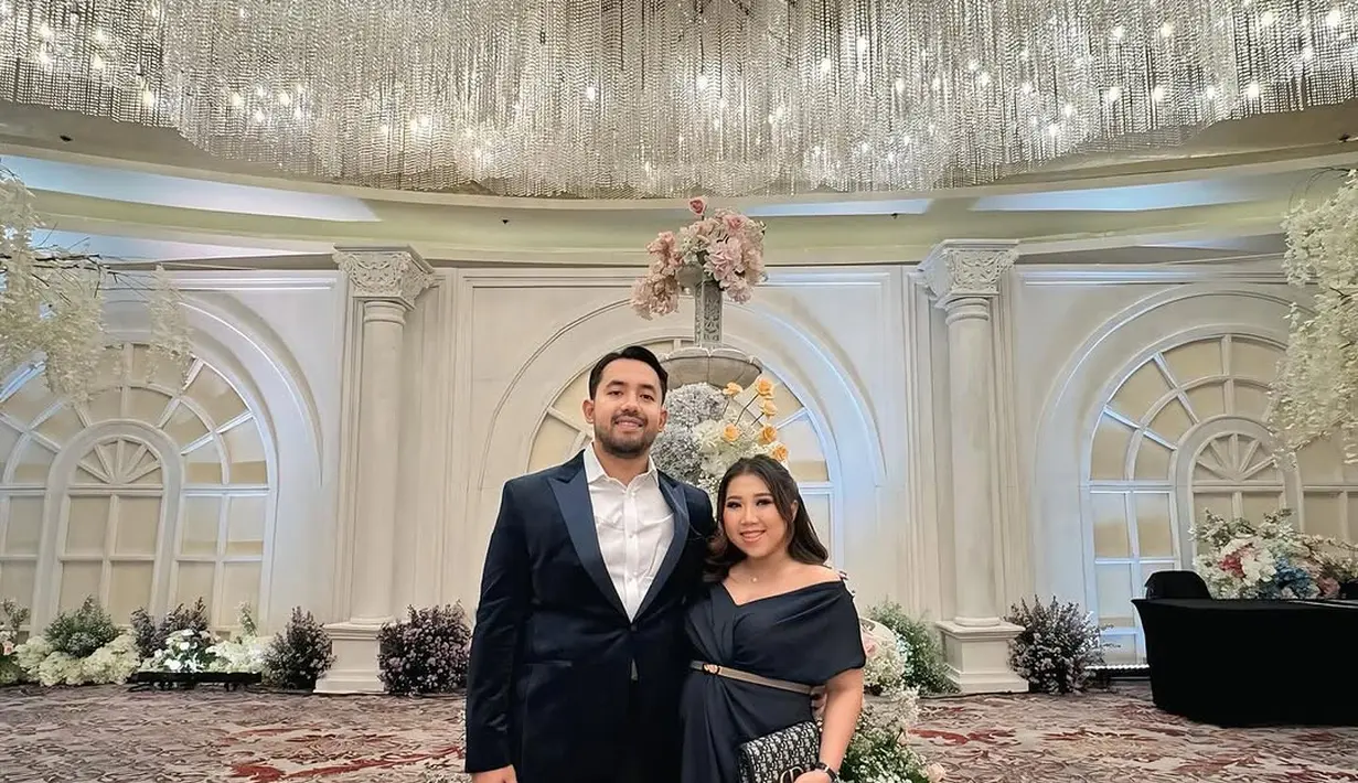 Kiky Saputri yang tengah berbadan dua turut hadir mengenakan off shoulder midi dress warna navy yang elegan. Dress simple-nya tersebut dipadukan belt dan kitten heels hitam. Penampilannya dipermanis dengan aksesori minimalis. [@kikysaputrii].