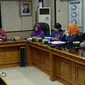 Kepala Sekolah SMA N 1 Semarang Endang Suyatmi (kerudung ungu) ditemani Kepala Dinas Pendidikan dan Kebudayaan Provinsi Jawa Tengah saat memberi penjelasan terkait kasus Anin. (foto: Liputan6.com / edhie prayitno ige)