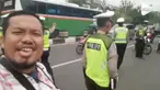 Seorang pria malah bernyanyi lagu 'Hey Tayo' saat razia polisi. Tak hanya itu, ia juga bernyanyi lagu tersebut pada momen lain.