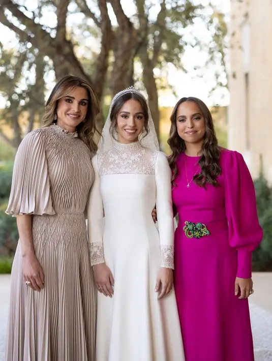 Ratu Rania tampil modern dengan pleated dress berwarna bronze [@queenrania]