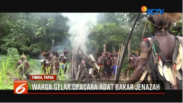 Pembakaran jenazah korban pertikaian antarkelompok di Distrik Kwamki Narama, Timika, Papua, dikawal oleh tim gabungan TNI-Polri.