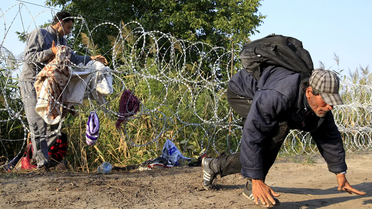 20150826-Kisah Imigran Gelap Terobos Pagar Berduri Demi ke Eropa-Hungaria