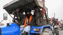 Para petani membawa traktor berpartisipasi dalam unjuk rasa di Jalan Tol Kundli – Manesar – Palwal (KMP) di Kundli di negara bagian Haryana (7/1/2021). Pawai serupa juga diselenggarakan para petani di Burari di ibu kota negara. (AFP/Prakash Singh)
