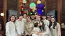 Al sendiri membagi momen kebersamaannya dengan keluarga Ahmad Dhani. Kompak mengenakan baju koko putih dengan bordir emas yang sama, ketiganya tampil serasi dengan anggota keluarga yang lain. Foto: Instagram.