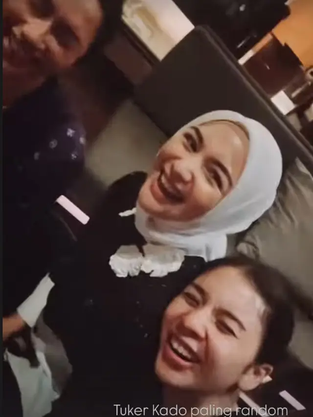 6 Potret Reuni Gadis Sampul 2007 di Momen Bukber, Makin Seru karena Ada Tukar Kado