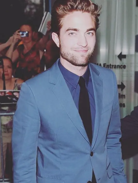 Pattinson bercerita bahwa saat itu ia masih memakai baju seragam dan mencuri majalah porno di sebuah toko. Sampai akhirnya pemilik toko mengetahui ulahnya dan langsung menghampirinya saat itu juga. (Instagram/robertpattinsonpriv)