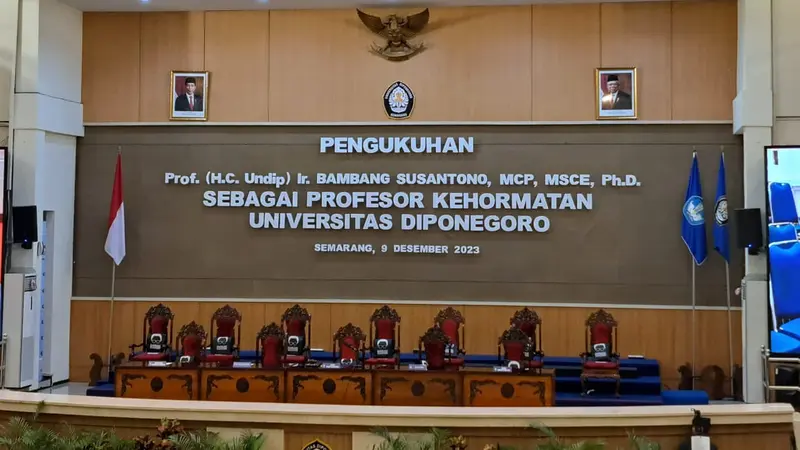 Kepala Otorita Ibu Kota Nusantara (IKN) Bambang Susantono mendapat gelar Profesor Kehormatan (Honoris Causa) Bidang Keahlian Kota Layak Huni dan Berkelanjutan (Livable and Sustainable) dari Universitas Diponegoro (UNDIP)