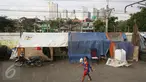 Gubuk liar memadati jalur inspeksi kanal banjir barat (KBB) di kawasan Kebon Melati, Jakarta, Rabu (1/6). Kurangnya pengawasan membuat gubuk liar kembali menjamur di kawasan tersebut, meski telah berulang kali ditertibkan. (Liputan6.com/Immanuel Antonius)