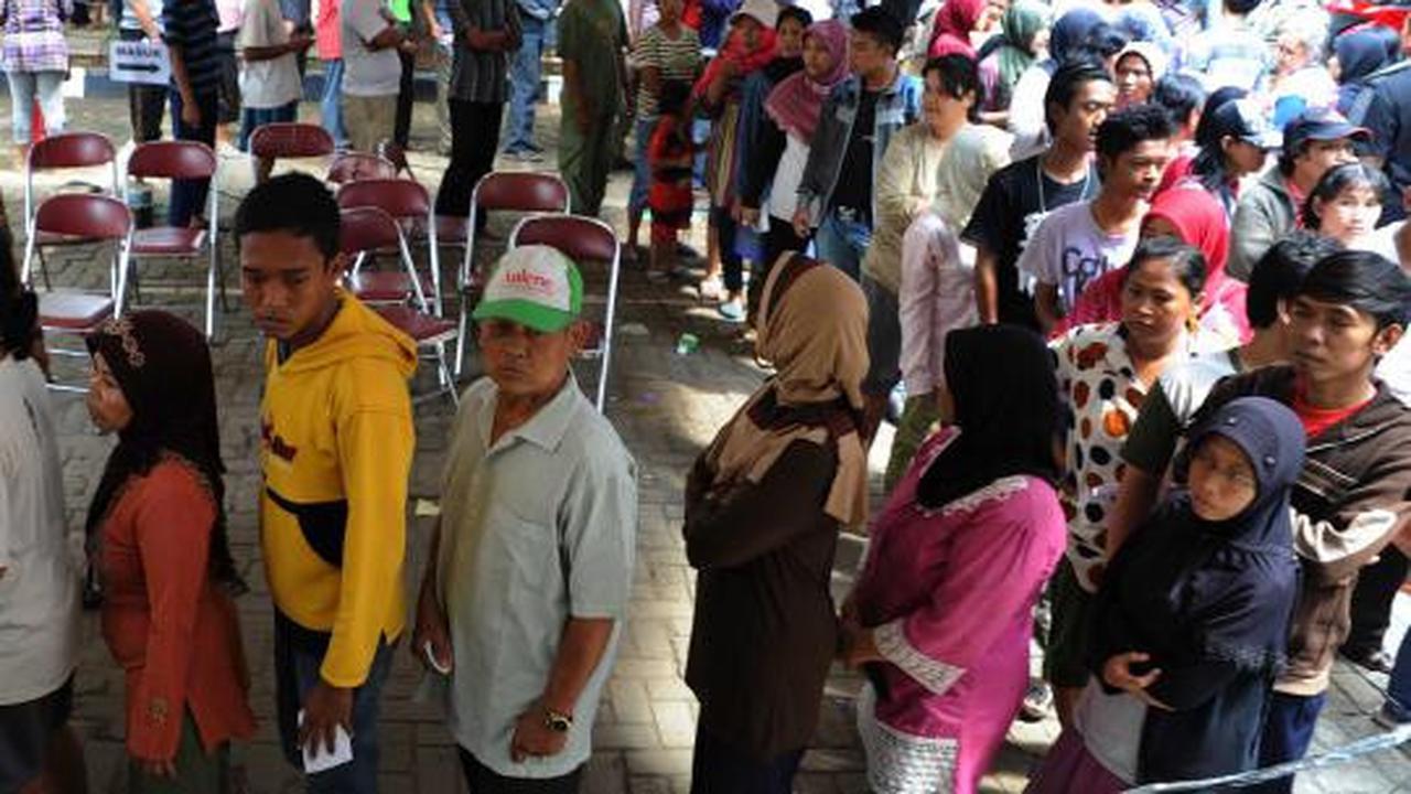 Antre sembako murah