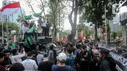 Sejumlah massa yang tergabung dalam Himpunan Mahasiswa Islam (HMI) berorasi saat menggelar aksi di depan Patung Kuda, Jakarta, Senin (29/8/2022). Mereka menolak rencana pemerintah untuk menaikkan harga BBM bersubsidi karena akan mengorbankan kondisi ekonomi rakyat, terutama masyarakat kelas menengah ke bawah dan pelaku Usaha Mikro Kecil Menengah (UMKM), yang belum sepenuhnya pulih akibat terpaan pandemi COVID-19. (Liputan6.com/Faizal Fanani)