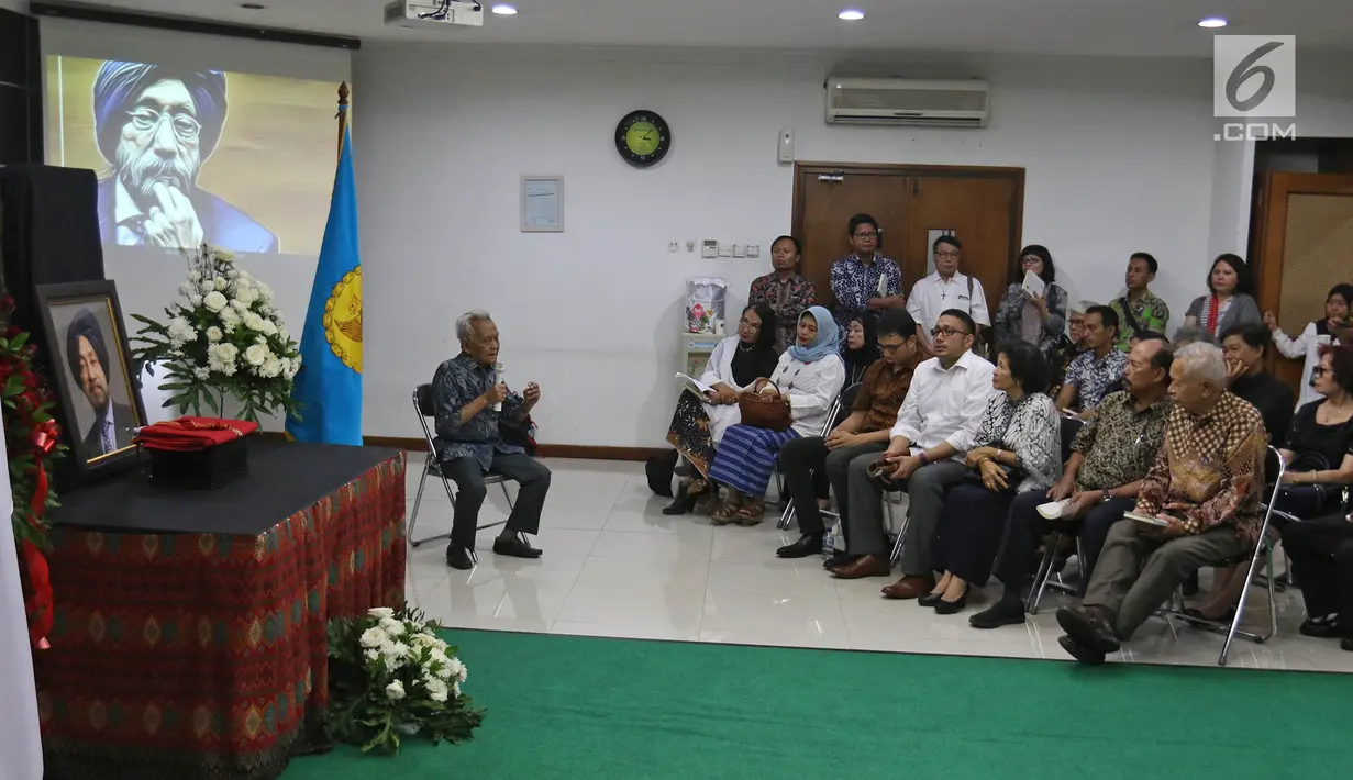 Suasana Prosesi Duka Cita dan Penghormatan atas wafatnya  HS Dillon di kantor Komnas HAM, Jakarta. Kamis (19/9/2019). Abu Jenazah HS Dillon akan disemayamkan di Kantor Komnas HAM dan Merayakan Kehidupan HS.Dillon. (Liputan6.com/Herman Zakharia)
