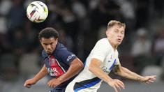 Pemain Paris Saint-Germain, Warren Zaire-Emery (kiri) berebut bola dengan pemain Inter Milan, Nicolo Barella saat laga uji coba pramusim di Japan National Stadium, Tokyo, Jepang, Selasa (01/08/2023). (AP Photo/Hiro Komae)