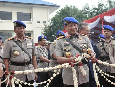Kapolri Jenderal Tito Karnavian menggunting pita meresmikan armada baru Korps Kepolisian Air dan Udara (Korpolairud) saat HUT ke-68 Korpolairud di Mako Ditpolairud, Jakarta, Senin (3/12). Tito meresmikan 25 armada baru. (Merdeka.com/Iqbal Nugroho)