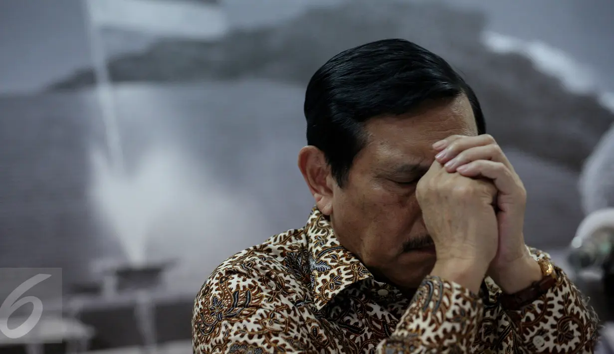 Menko Polhukam, Luhut Pandjaitan saat menggelar konferensi pers di Kantor Kemenkopolhukam,  Jakarta, Senin (12/10). Menurut Luhut, el nino menjadi tantangan utama mengatasi kebakaran lahan dan hutan pada tahun ini. (Liputan6.com/Faizal Fanani)