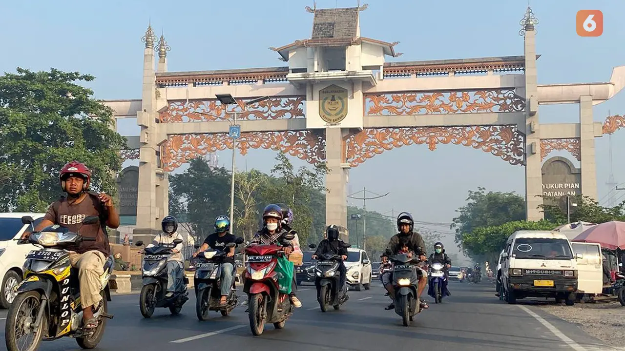 Gerbang Kota Banjarmasin terlihat polusi udara akibat karhutla