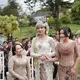Zee Asadel tampil bak pengantin Sunda, sementara Prilly Latuconsina bagai bridesmaid. [@risa_saraswati].