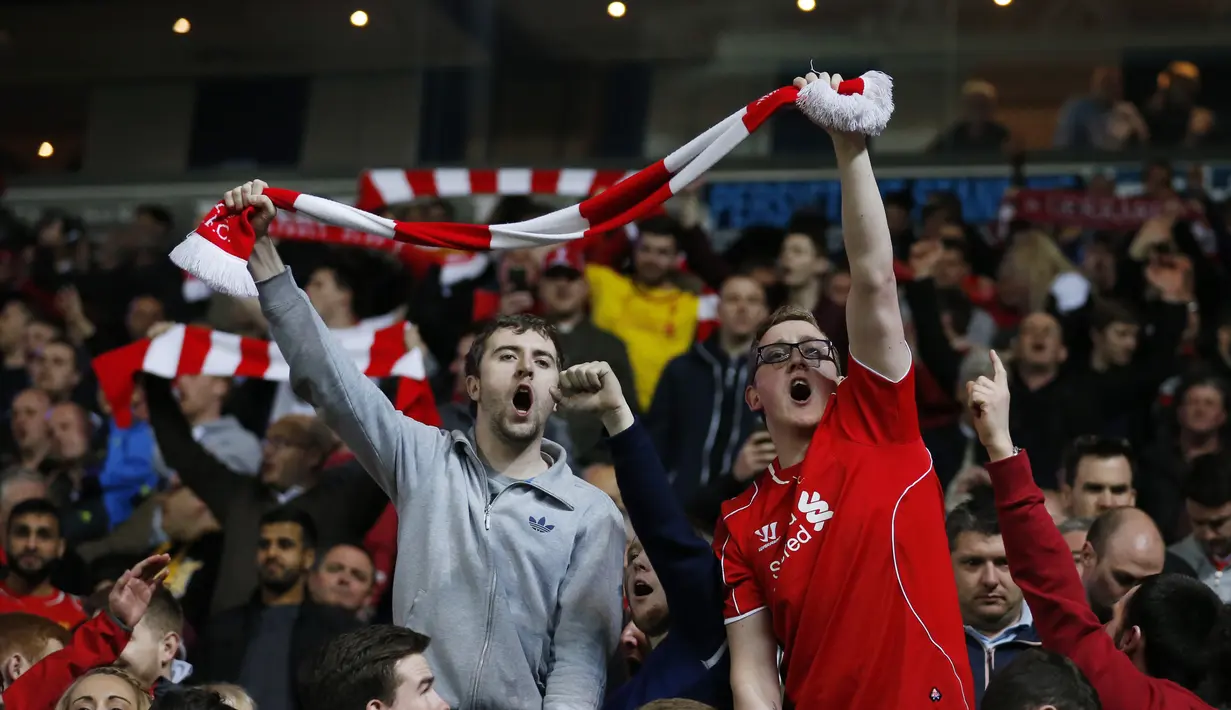 Pendukung The Reds bersorak sorai menyambut kemenangan klub kesayangannya