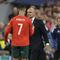 Pelatih Portugal Roberto Martinez berjabatan tangan dengan Cristiano Ronaldo saat Ronaldo diganti di laga semifinal Nations League kontra Jerman di&nbsp;Allianz Arena, Munich, Jerman, Rabu, 4 Juni 2025. (AP Photo/Matthias Schrader)