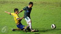 Bek Cilegon Utd, Gusripen Affandi (kiri) mencoba menahan pergerakan pemain Persebaya, Rendi Irawan saat laga penyisihan Dirgantara Cup 2017 di Stadion Maguwoharjo, Sleman, Sabtu (4/3). Cilegon unggul 2-1. (Liputan6.com/Helmi Fithriansyah)