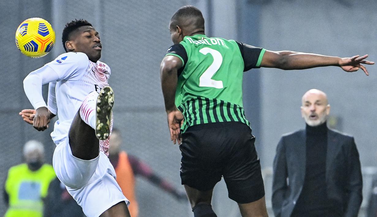Penyerang AC Milan, Rafael Leao (kiri) berebut bola dengan bek Sassuolo Marlon pada pertandingan lanjutan Liga Serie A Italia di di stadion Mapei (20/12/2020). Rafael Leao berhasil mencetak gol tercepat dalam sejarah Liga Italia. (AFP/Alberto Pizzoli)