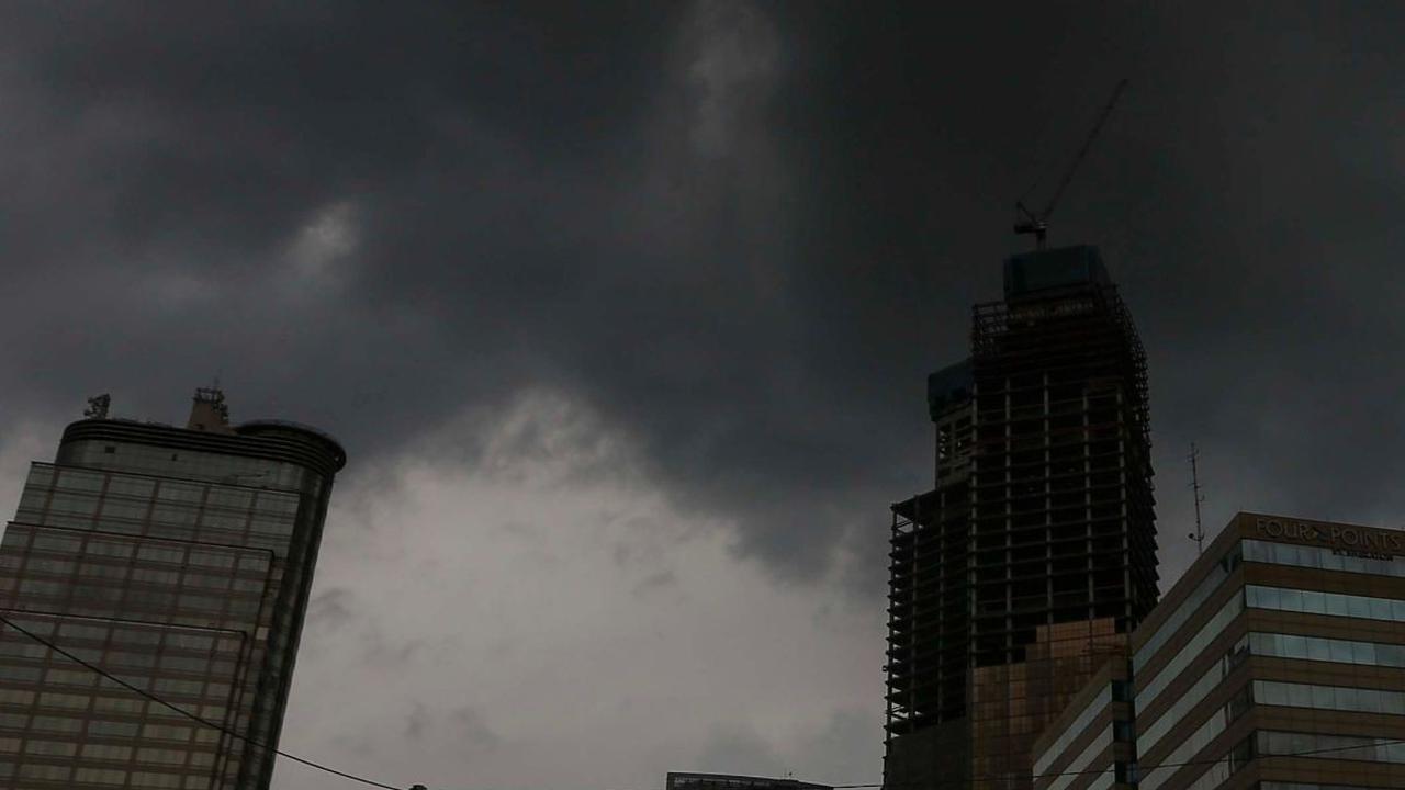 Pemandangan awan gelap menyelimuti langit di sekitar kawasan Monumen Nasional (Monas), Jakarta, Kamis (7/3/2024). Liputan6.com/Angga Yuniar