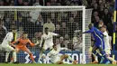 <p>Penyerang Chelsea Romelu Lukaku (kedua kanan) mencetak gol ketiga ke gawang Leeds United dalam laga tunda pekan ke-33 Liga Inggris 2021/2022 di Stadion Elland Road, Kamis (12/5/2022) dini hari WIB. Chelsea menang telak 3-0 atas Leeds United. (AP Photo/Jon Super)</p>