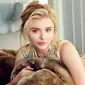 Chloe Moretz sempat terkejut dengan dunia Hollywood yang menetapkan standar tinggi pada artis (foto: Pinterest)