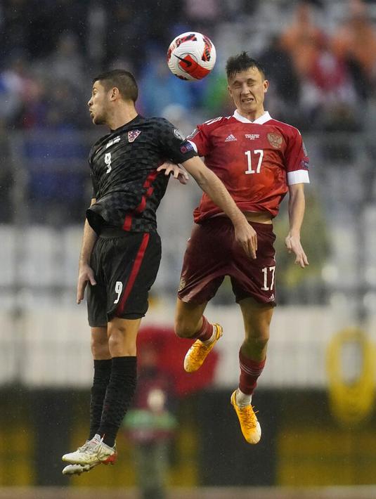 Pemain Kroasia Andrej Kramaric (kiri) berebut bola dengan pemain Rusia Aleksandr Golovin pada pertandingan sepak bola kualifikasi Grup H Piala Dunia 2022 di Stadion Poljud, Split, Kroasia, 14 November 2021. Kroasia menang 1-0. (AP Photo/Darko Bandic)