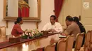 Suasana pertemuan Presiden Joko Widodo dan sopir truk Agus Yuda di Istana Negara, Jakarta, Selasa (8/5). Agus ingin melaporkan maraknya pungutan liar yang terjadi pada sopir truk hingga 6 juta. (Liputan6.com/Angga Yuniar)