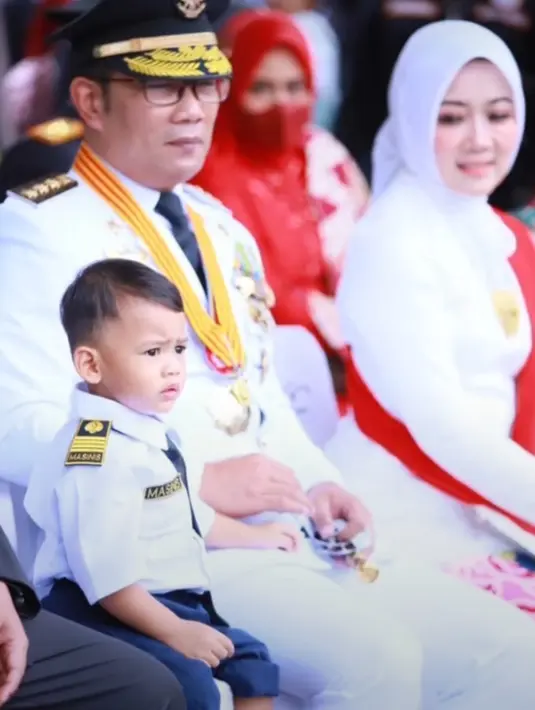 Kebersamaan Ridwan Kamil dan Atalia Praratya bersama putra bungsu mereka.Arkana tampak serius melihat upacara pengibaran bendera. (Foto: Instagram/ ridwankamil)