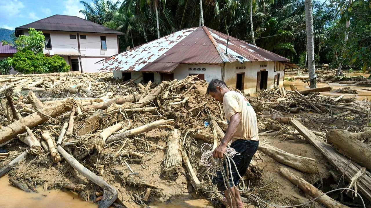 FOTO: Potret Kayu Gelondongan Hancurkan Rumah dan Fasilitas Warga
