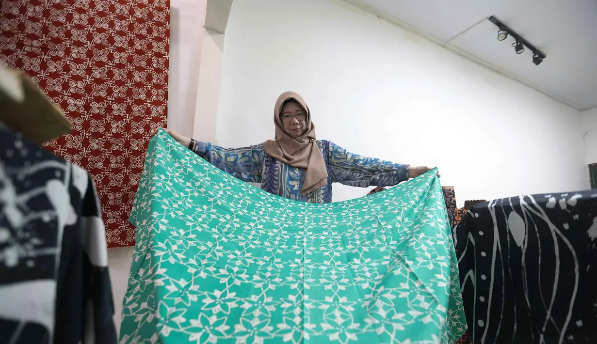 Saat ini, Rumah Batik Palbatu memiliki karyawan 10 orang, ditambah mitra dari teman-teman tuli sebanyak dua orang, ibu marjinal tiga orang serta teman-teman kanker berjumlah dua orang. (Kapanlagi.com/Budy Santoso)