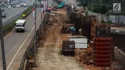 Kondisi proyek pembangunan LRT Cibubur, Jakarta, Senin (13/8). Menurut Menhub progres fisik pengerjaan LRT di Cibubur sudah 40 persen sementara progres pembangunan LRT Jabodebek secara kumulatif mencapai 25 persen. (Liputan6.com/Faizal Fanani)
