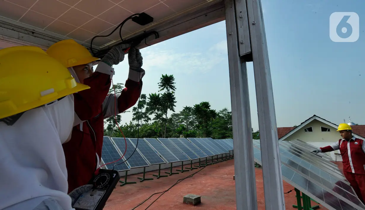Siswa kompetensi keahlian Teknik Energi Surya Hidro dan Angin (TESHA) melakukan praktek perawatan solar panel di SMK Negeri 1 Kemang Bogor, Jawa Barat, Kamis (19/5/2022). Solar panel teserbut selain sebagai media pembelajaran siswa juga menghasilkan energi listrik yang digunakan untuk kebutuhan pasokan listrik di lab sekolah tersebut. (merdeka.com/Arie Basuki)