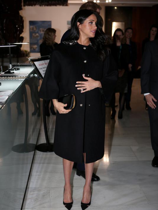 Meghan Markle mengunjungi New Zealand House di London, Selasa (19/3). Ditemani Pangeran Harry, Meghan Markle menandatangani buku belasungkawa bagi para korban serangan teror di Christchurch. (Ian Vogler/Pool via REUTERS)