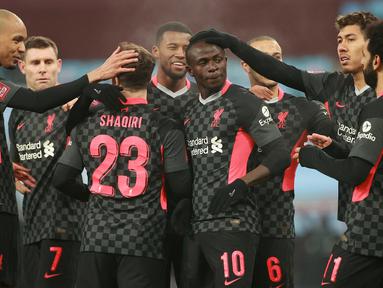Para pemain Liverpool merayakan gol ketiga yang dibuat striker Sadio Mane (tengah) ke gawang Aston Villa dalam laga babak ke-3 Piala FA 2020/21 di Villa Park, Birmingham, Jumat (8/1/2021). Liverpool menang 4-1 atas Aston Villa. (AFP/Hannah McKay/Pool)