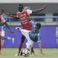 Gelandang Persib Bandung, Dedi Kusnandar, terjatuh saat berebut bola dengan gelandang Arema FC, Makan Konate, pada laga Liga 1 di Stadion GBLA, Jawa Barat, Kamis (13/9/2018). Persib menang 2-0 atas Arema FC. (Bola.com/M Iqbal Ichsan)