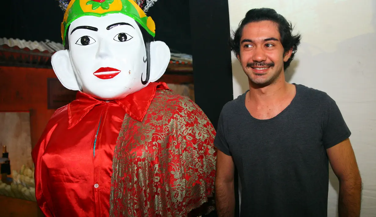 Aktor yang sukses membawakan beberapa tokoh, Reza Rahadian dipercaya memerankan sosok seniman Betawi serba bisa Benyamin. Dalam film terbarunya, Benyamin Biang Kerok, Reza memerankan sosok Pangky. (Nurwahyunan/Bintang.com)