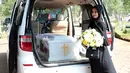 Nurmiati Siahaan ibunda dari aktris Natalie Sarah hari ini, Senin (18/9/2017) di makamkan di TPU Pondok Rangon, Jakarta Timur. Almarhum meninggal dunia akibat kanker payudara yang telah di derita selama 7 tahun. (Deki Prayoga/Bintang.com)
