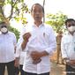 Presiden Joko Widodo (Jokowi) saat berkunjung ke Desa Giriroto, Boyolali, Jawa Tengah, untuk melakukan penanaman bibit kelapa genjah.