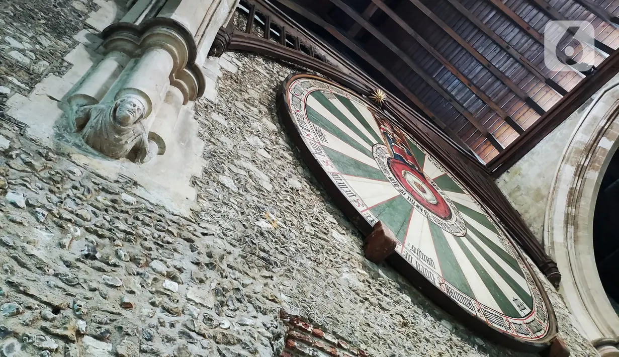Sudah 700 lebih meja bundar berada di The Great Hall di Winchester dibuat atas perintah Raja Henry VIII pada 1516. (Liputan6.com/Elin Kristanti)