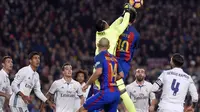Kiper Real Madrid, Keylor Navas, berebut bola dengan striker Barcelona, Lionel Messi, pada el clasico di Camp Nou, Desember 2016. (AFP/Lluis Gene)