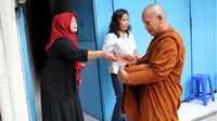 Pindapata jelang waisak juga digelar para biksu di Magelang. (Liputan6.com/Fajar Abrori)