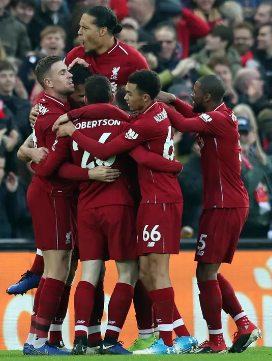 Pemain Liverpool Dejan Lovren dan rekan setimnya merayakan gol ke gawang Newcastle United pada pertandingan Liga Inggris di Stadion Anfield, Rabu (26/12). Liverpool bertahan di puncak klasemen Liga Inggris setelah menghajar Newcastle 4-0. (AP/Jon Super)